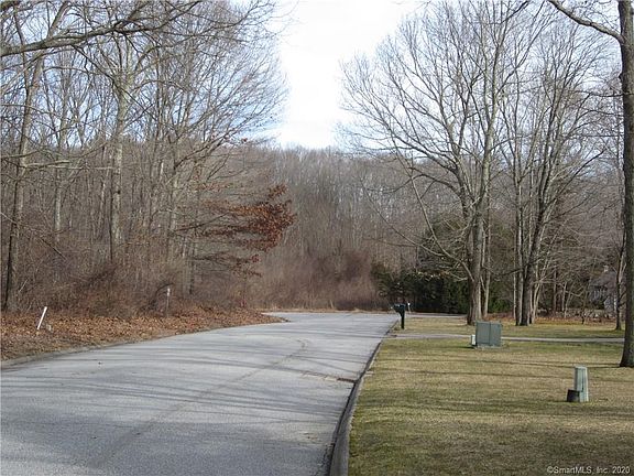 3rd image of 22 Fox Hollow Dr