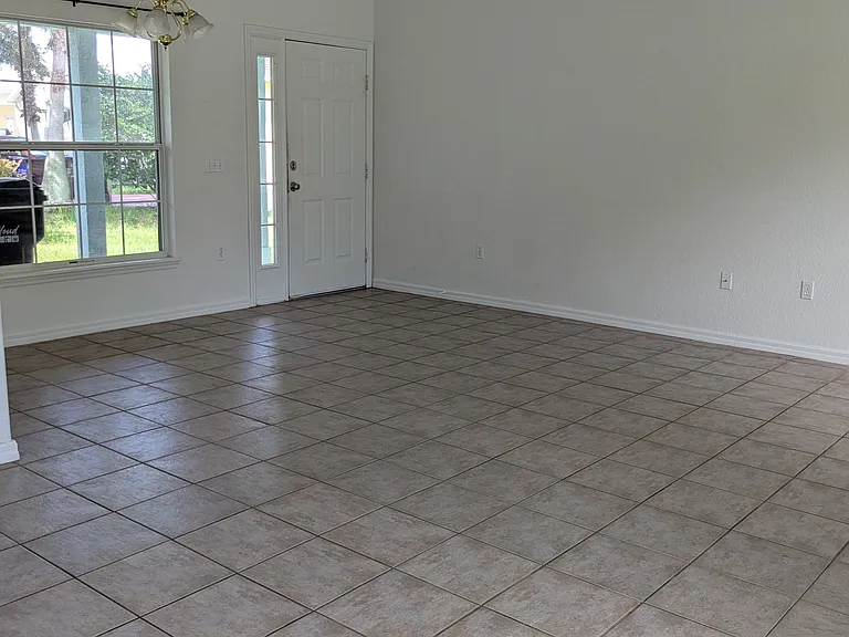 1040 Gary Dr — Photo 12