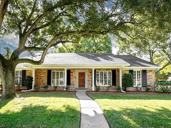 8319 Burning Hills Dr, Houston, TX 77071