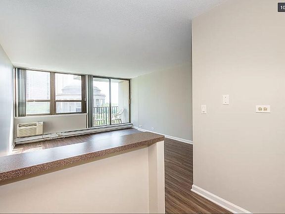 3rd image of 2740 N Pine Grove Ave APT 7E