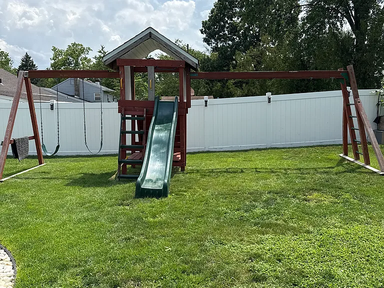 735 Baylor St — Photo 5