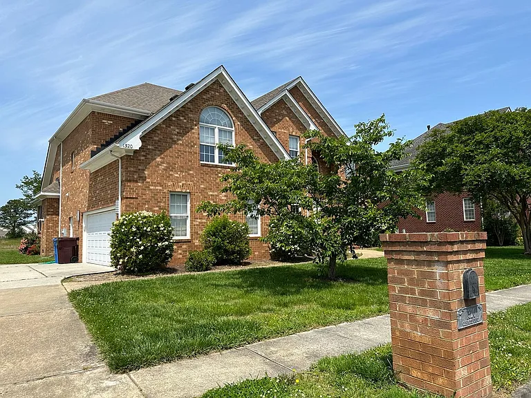 1320 Club House Dr — Photo 3