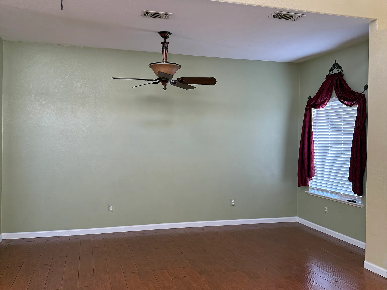 4 bed, 2.5 bath, 1945 sqft, $2,300 — Photo 4