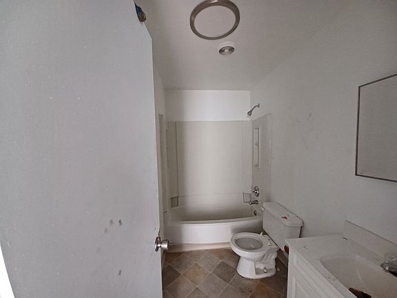 5th image of 575 Park St