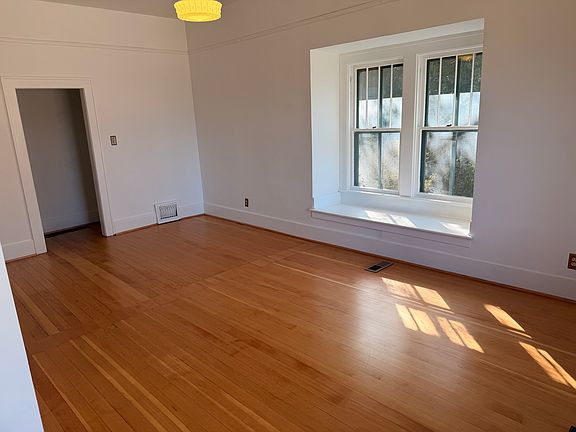 3rd image of 833 S Center St