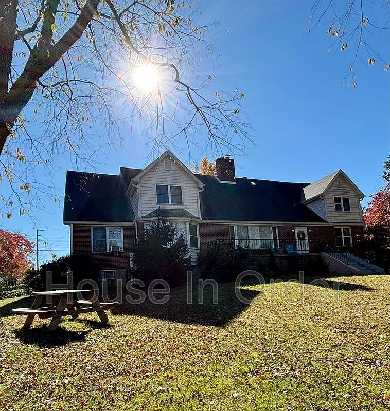 1 bed, 1.0 bath, $1,350 — Photo 1