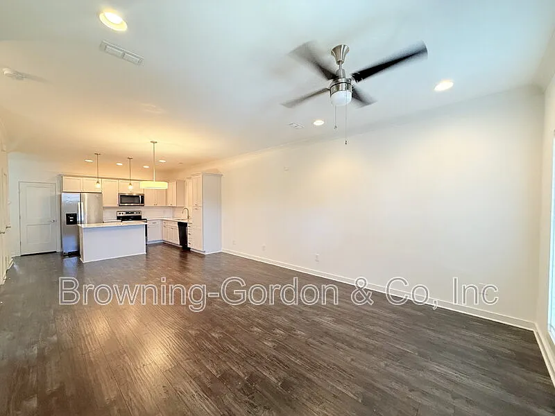 3 bed, 2.5 bath, 1554 sqft, $2,100 — Photo 3