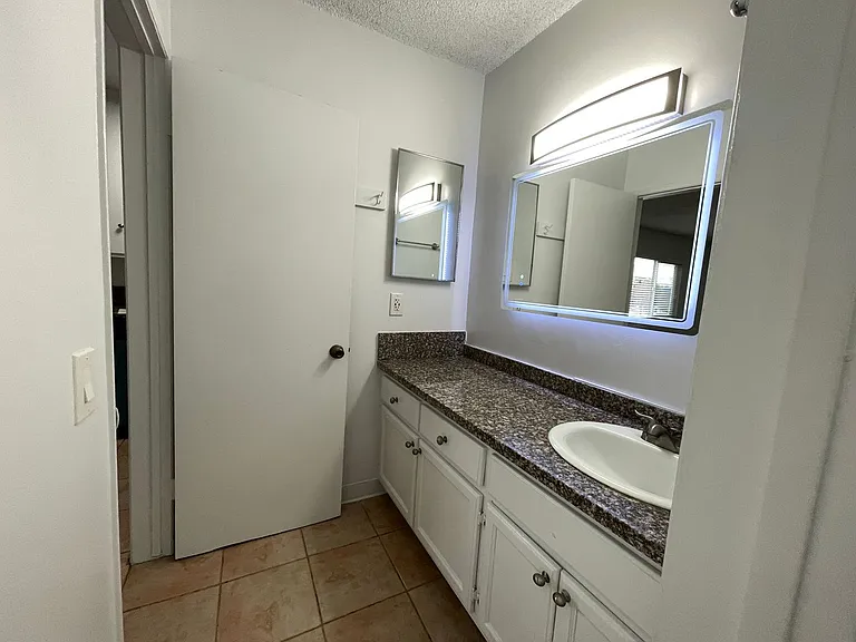 6340 Vineland Ave — Photo 11