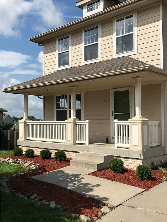 4 bed, 3.5 bath, 2100 sqft, $2,399 — Photo 2