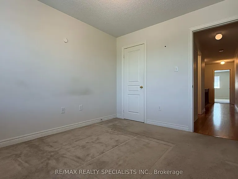 3273 Stoney Cres — Photo 10