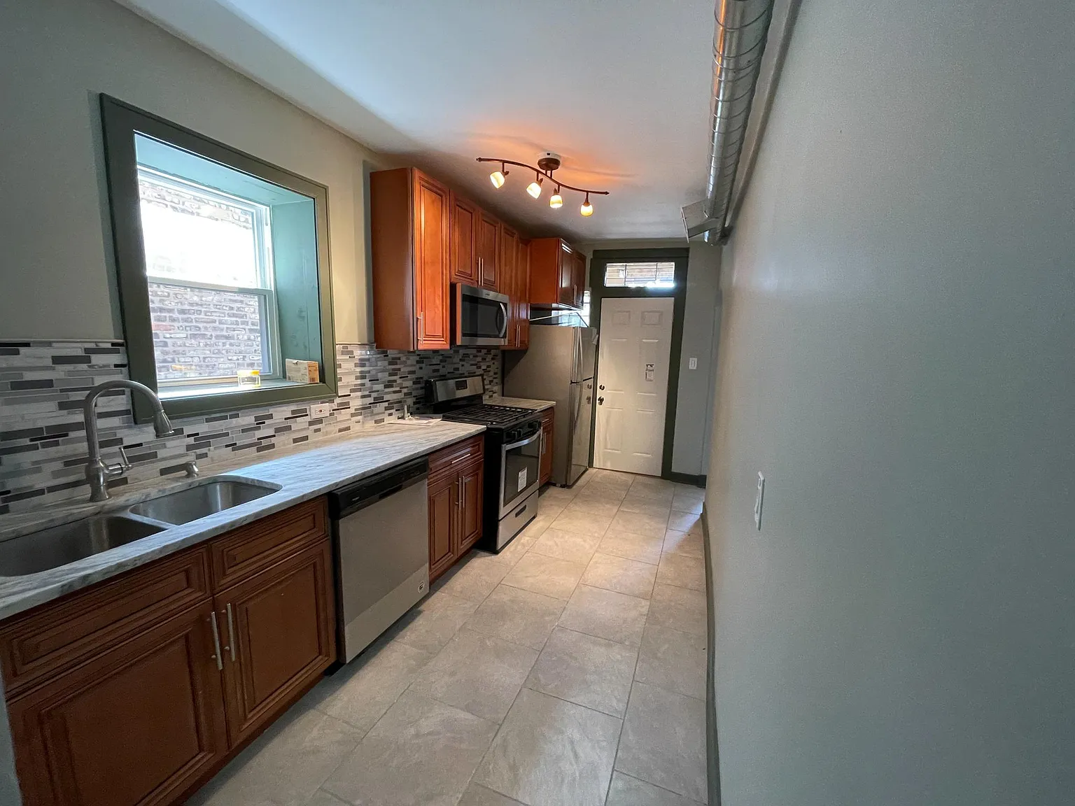 3 bed, 1300 sqft, $2,200 — Photo 4