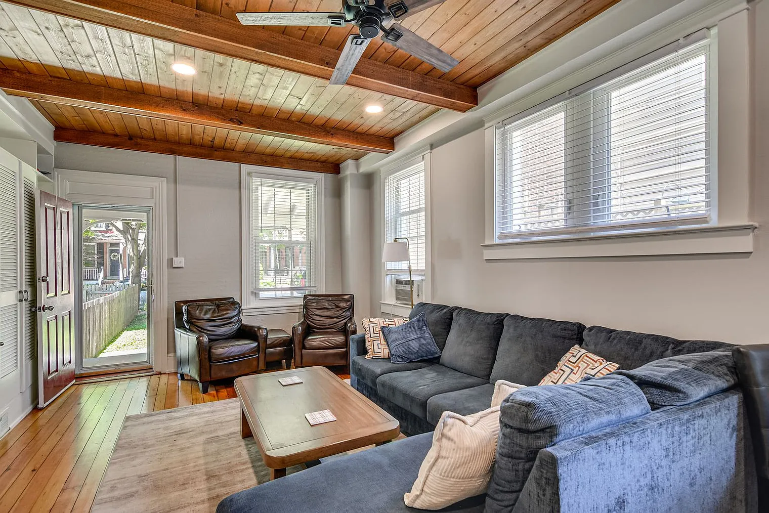 2 bed, 1.0 bath, 893 sqft, $4,902 — Photo 3