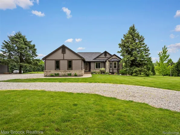 6102 Cherry Ridge Dr, Howell, MI 48855