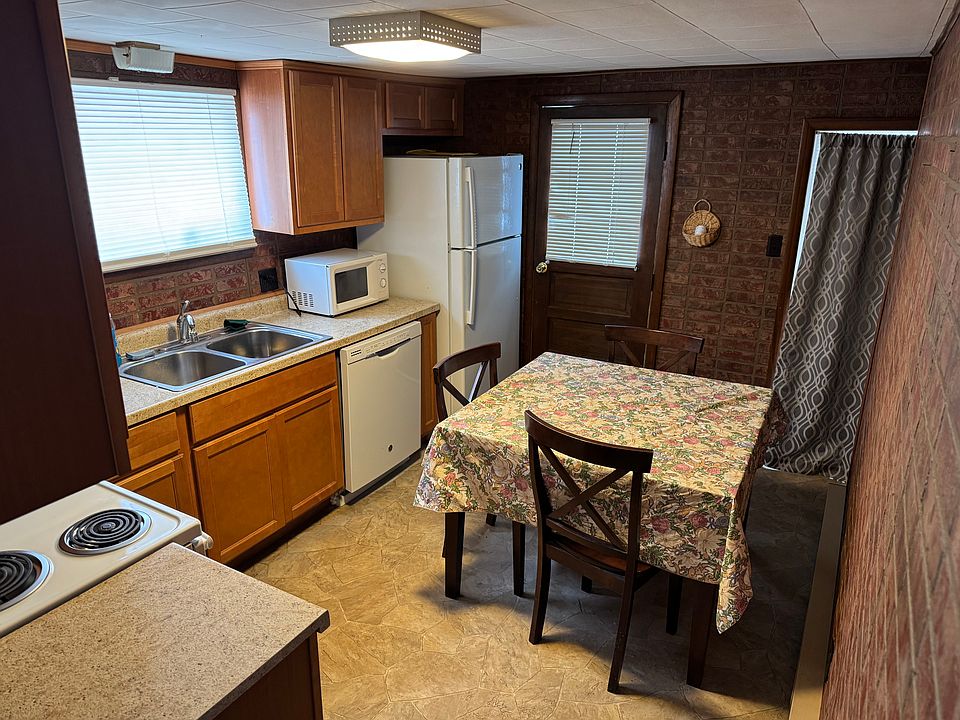 Kitchen (rear entrance)
