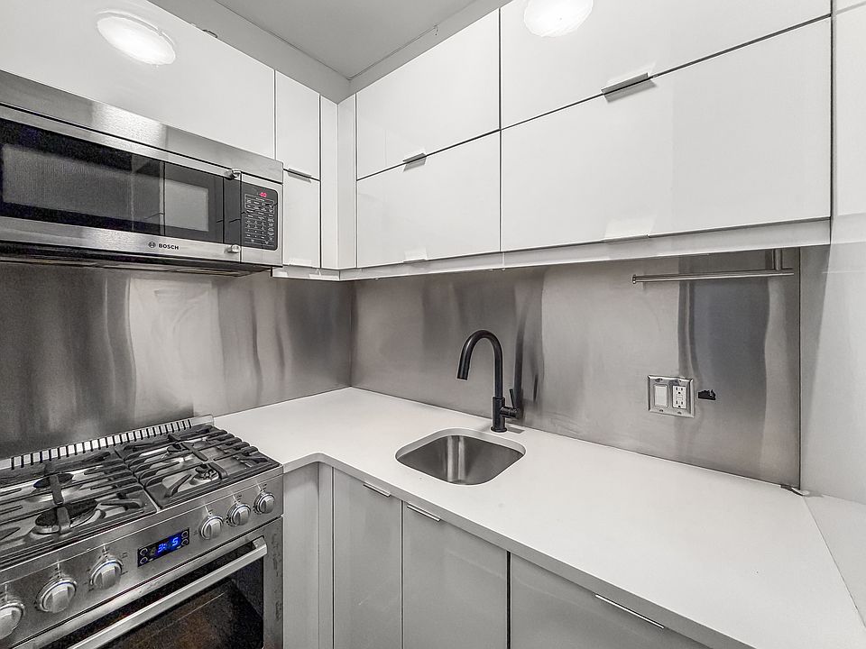 1st image of 455 Hudson St APT 15