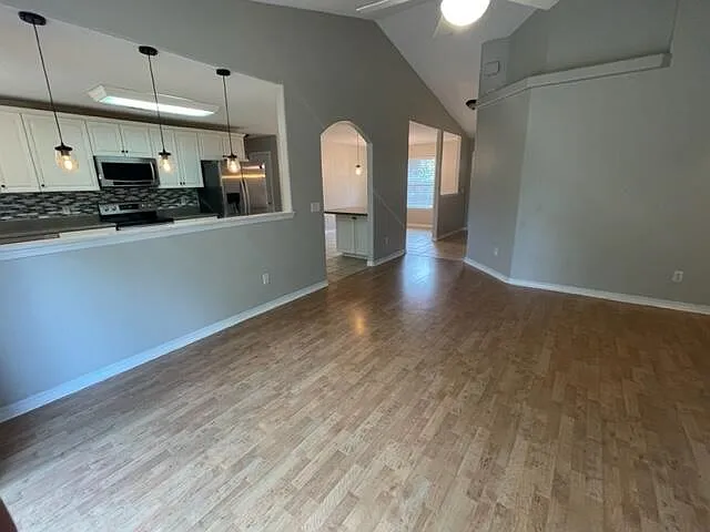 4 bed, 1650 sqft, $2,420 — Photo 4