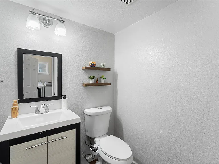 Woodcrest Dr — Photo 7