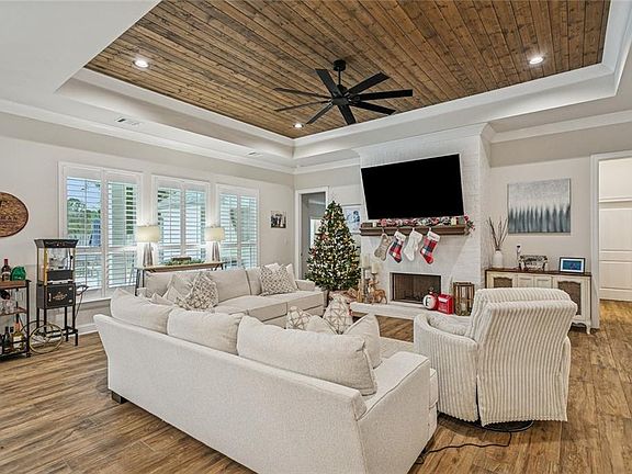 5th image of 753 English Oak Dr
