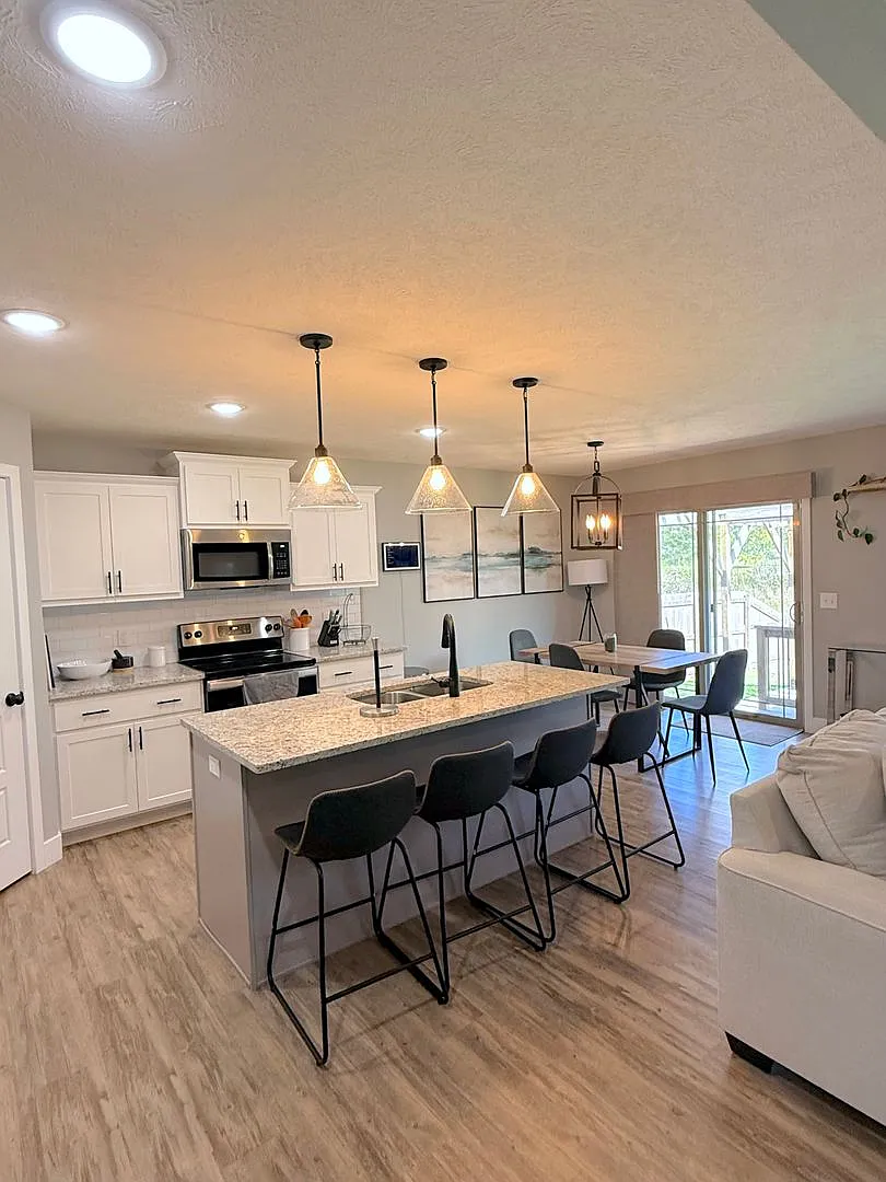 Fully Furnished 3 Bed / 2 Bath Home in Nixa — Photo 4