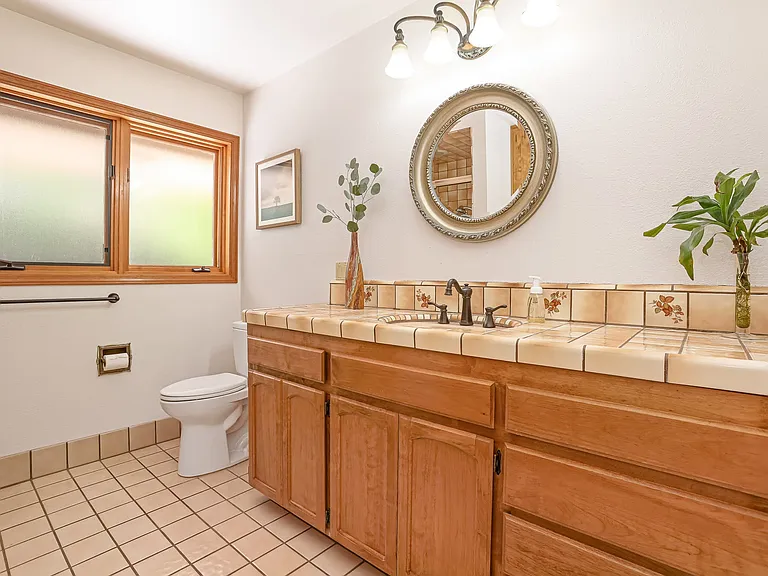 1049 Woodside Ln — Photo 30
