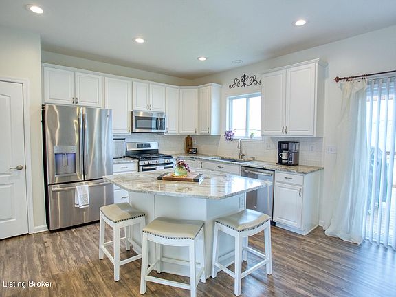 3rd image of 250 Saint Regis Dr