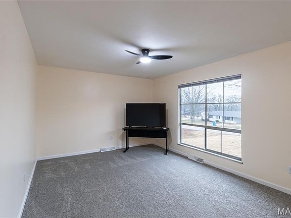 5th image of 28 Hickory St