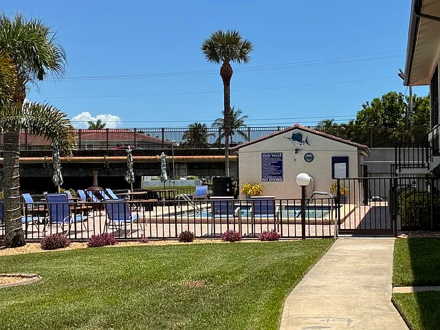4715 Santa Barbara Blvd