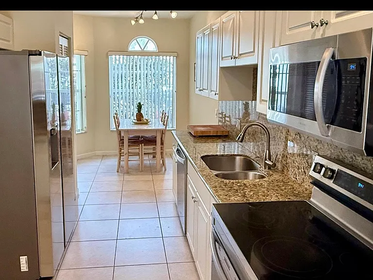 619 NE 7th Ave #619 — Photo 4