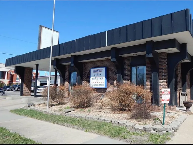 218 S Kansas Ave — Photo 2
