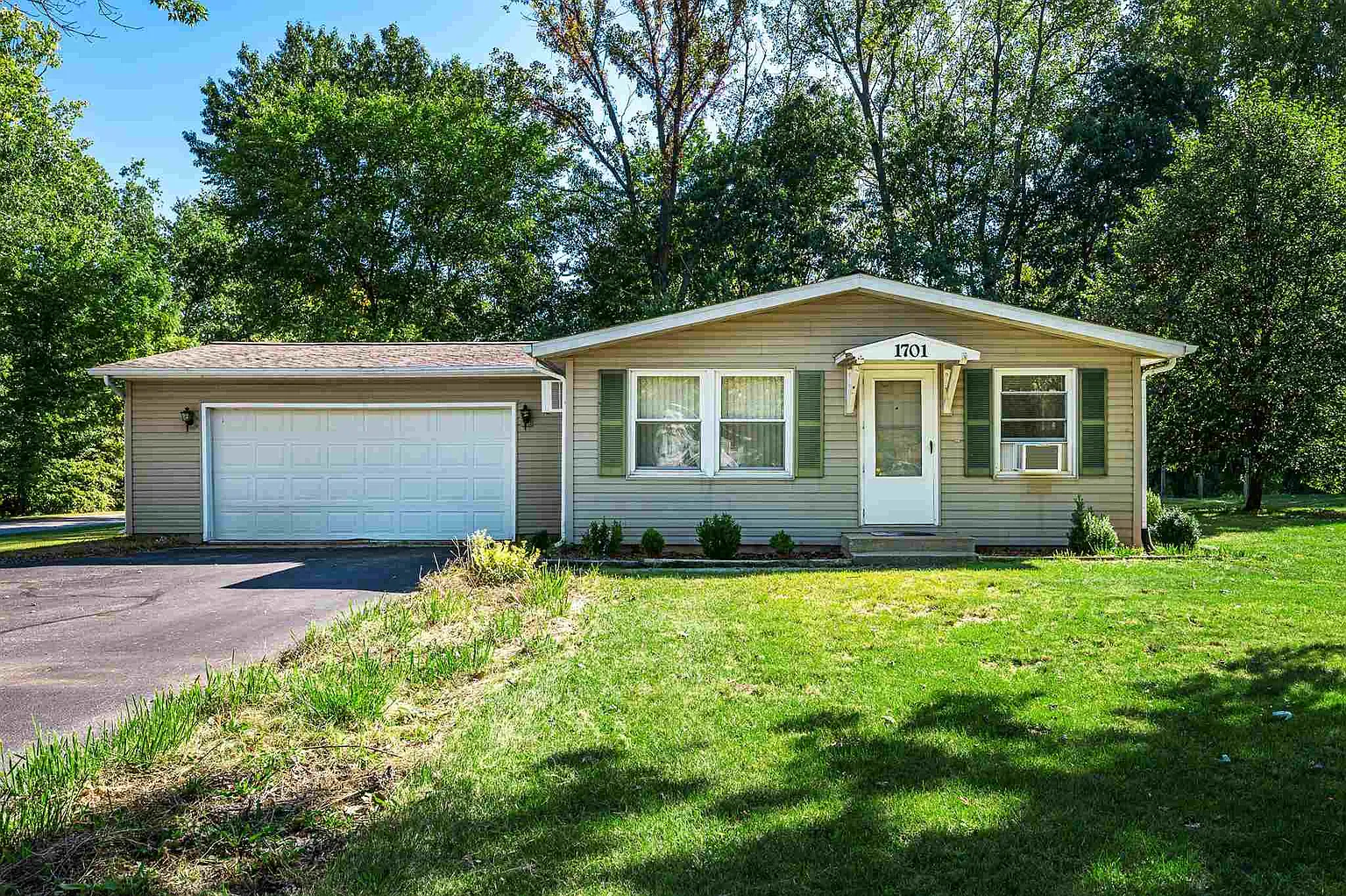 1701 Vandeveer St photo 1