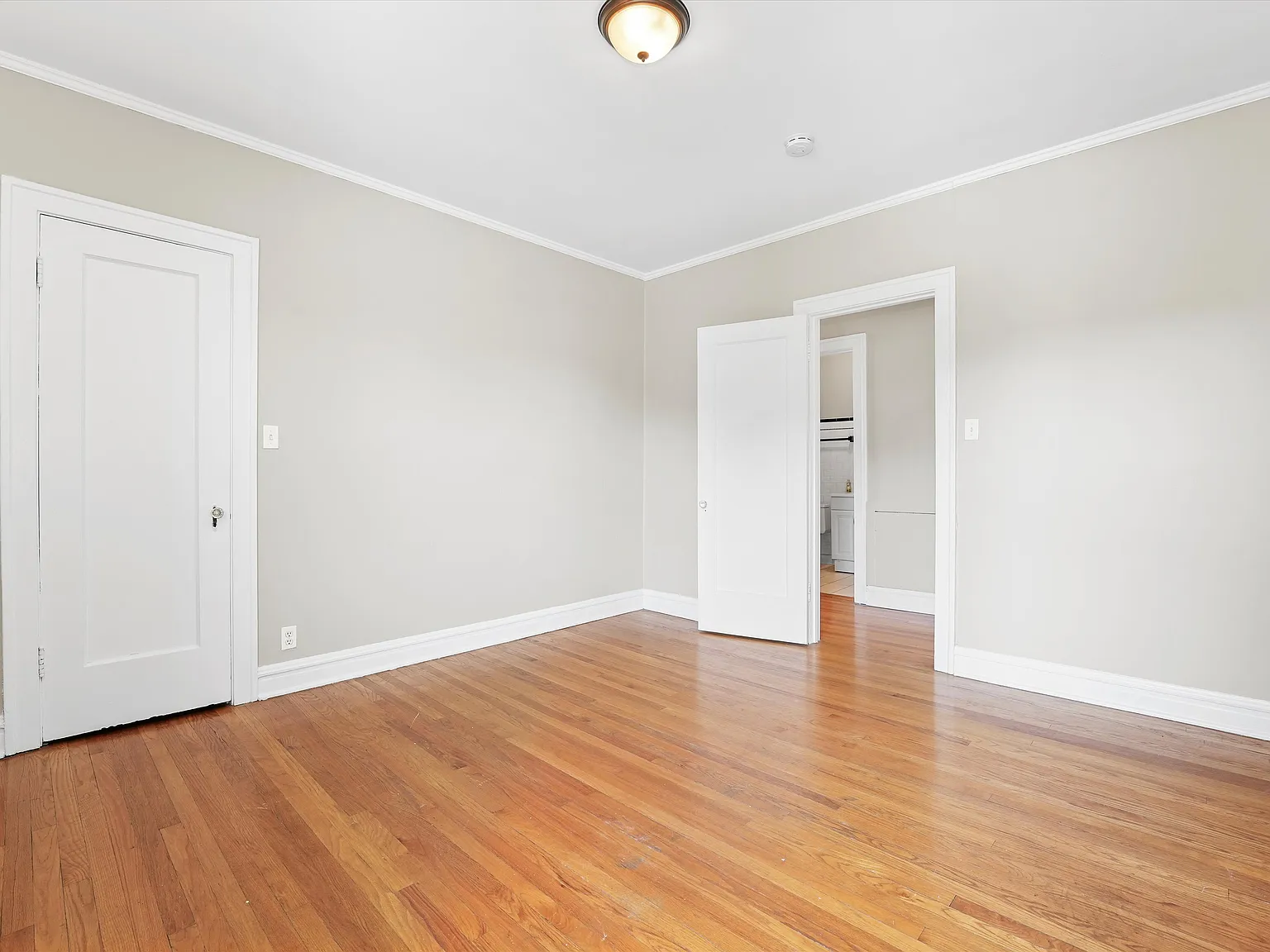 Large, Spacious 2 Bedroom Apartment in the Heart of Riverside! Heat Included! — Photo 3