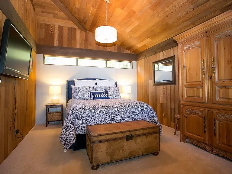 2nd Bedroom - Queen (movable wall)