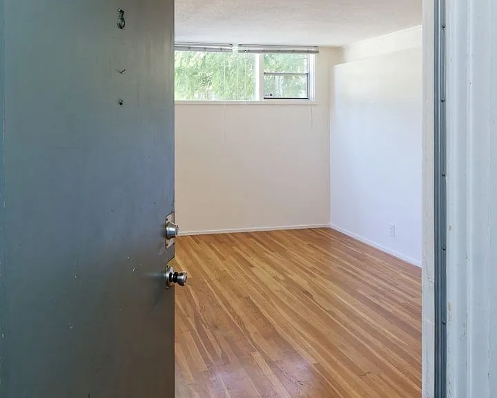 2901 Claremont Ave — Photo 4