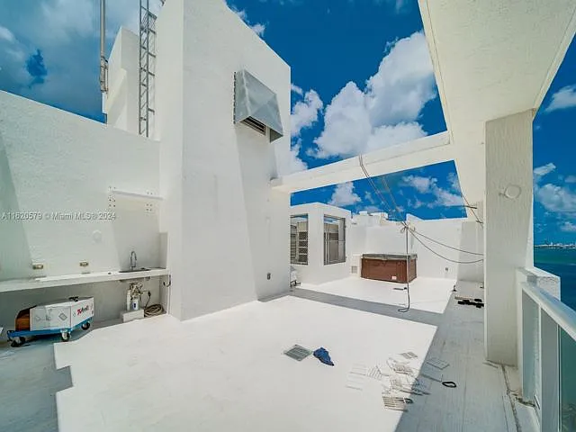 601 NE 27th St — Photo 13