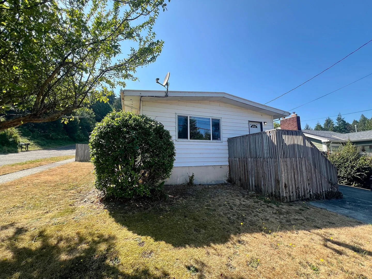 Spacious 3-Bedroom Home in Coos Bay — Photo 1