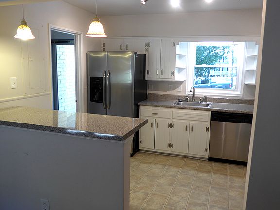 KITCHEN HAS BREAKFAST BAR