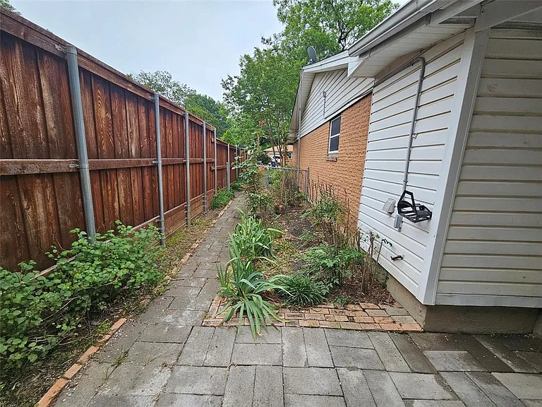 804 Cedar St — Photo 13