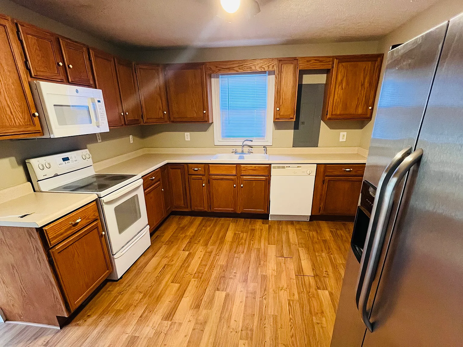 572 Lafayette St — Photo 4