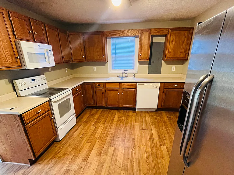 572 Lafayette St — Photo 4
