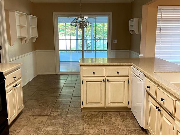 3rd image of 409 Old Forge Dr