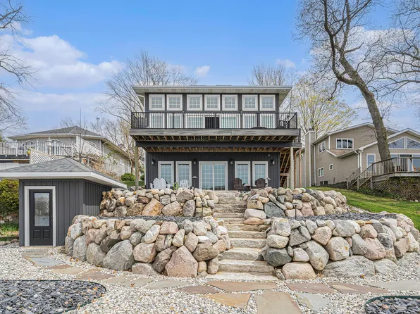 83590 Waldron Dr, Lawton, MI 49065