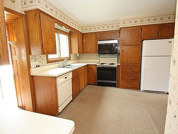 3rd image of 1306 Roseland Dr