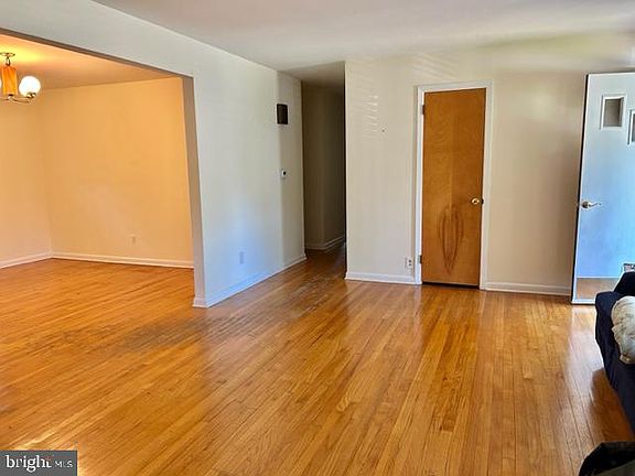 4th image of 615 Riverwood Ave