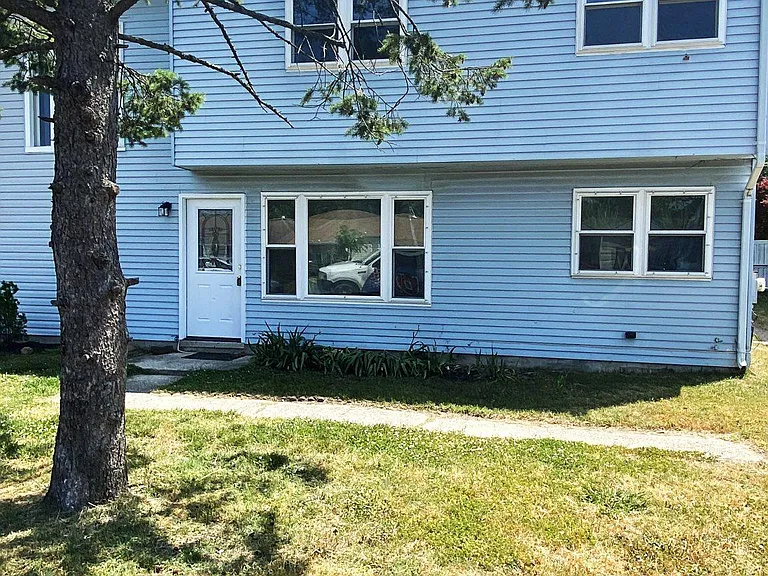 7707 Queens Park Rd — Photo 2