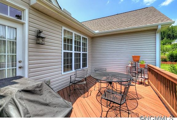4th image of 327 N Crab Meadow Dr