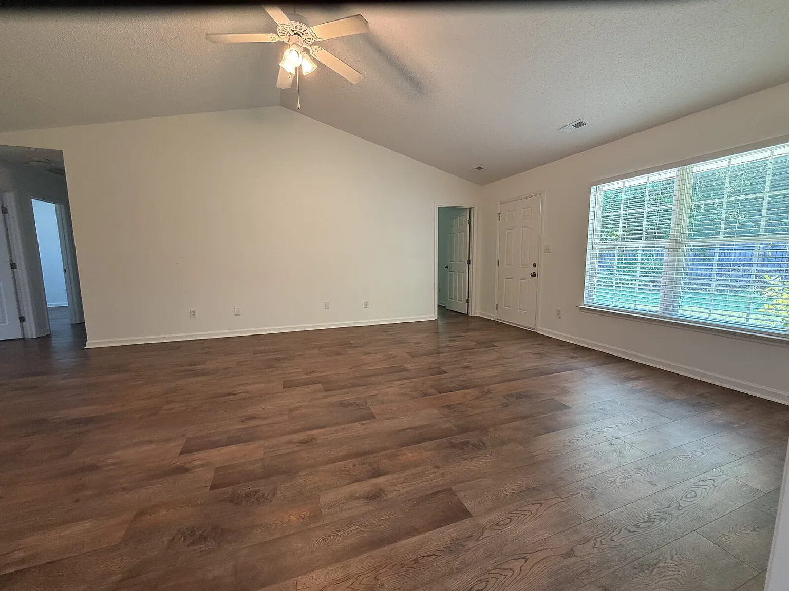 3 bed, 2.0 bath, 1490 sqft, $1,799 — Photo 4