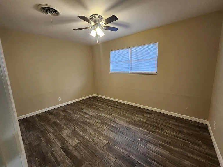 2901 Oleander Ln — Photo 6