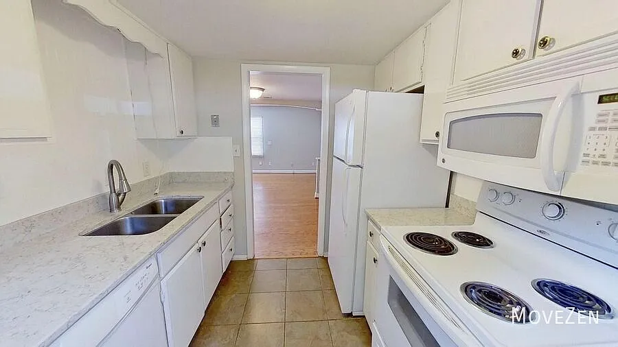 3003 Overton Dr D Greensboro, NC 27408 Gorgeous Pool, Wood Floors, Semi Private Patio — Photo 2