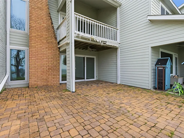 100 Edgewater Dr #32 — Photo 32