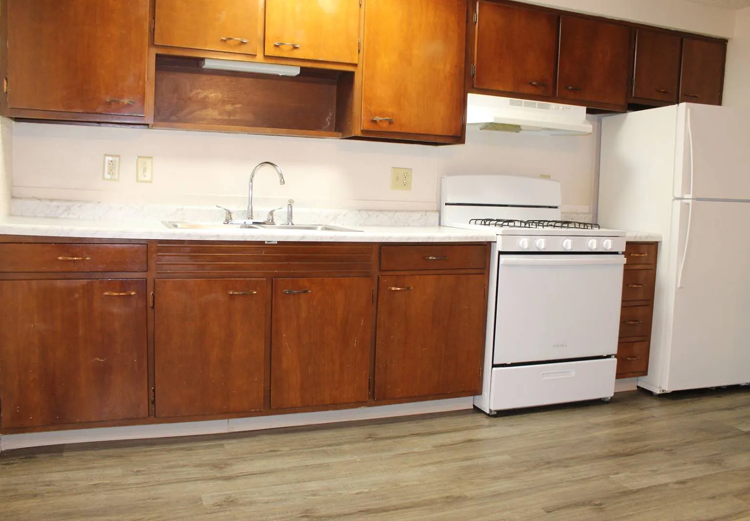 2 bed, 1.0 bath, $950 — Photo 2